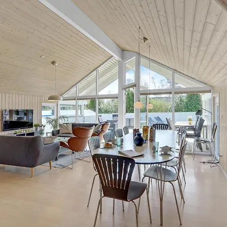 4 Bedroom Beautiful In Vaeggerlose