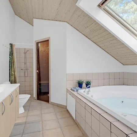 4 Bedroom Beautiful In Vaeggerlose *