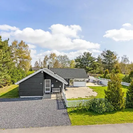 4 Bedroom Beautiful In Vaeggerlose