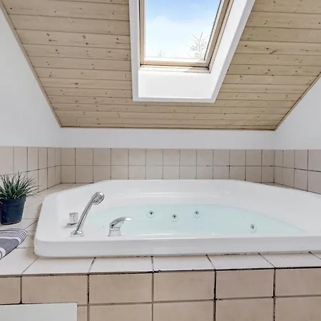 4 Bedroom Beautiful In Vaeggerlose *