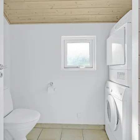 4 Bedroom Beautiful In Vaeggerlose بيت للعطل