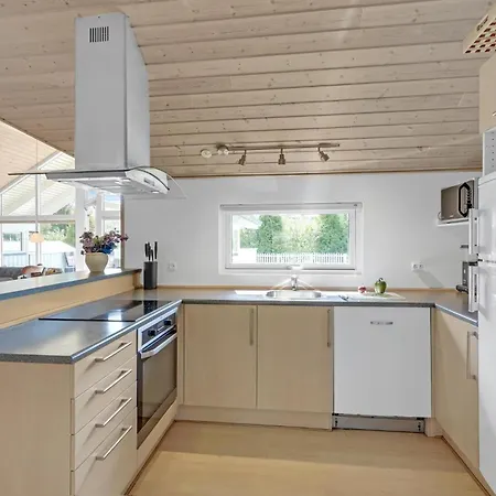 4 Bedroom Beautiful In Vaeggerlose بيت للعطل