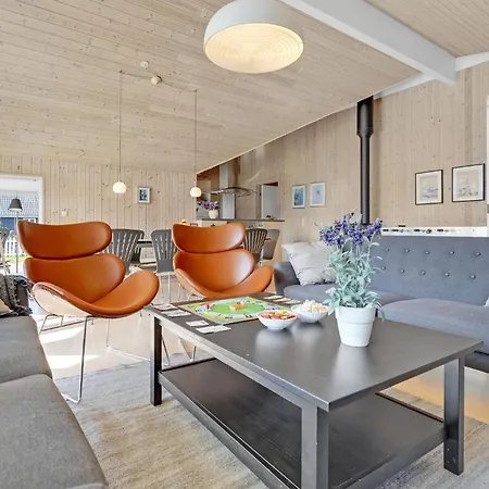 4 Bedroom Beautiful In Vaeggerlose Bøtø By