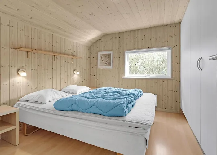 Сasa de vacaciones Beautiful In Vaeggerlose With Sauna Bøtø By